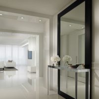Oglindă mare într-un interior minimalist