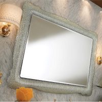 Mazs spogulis skaistā rāmī