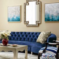 Bantal pelbagai warna di sofa biru