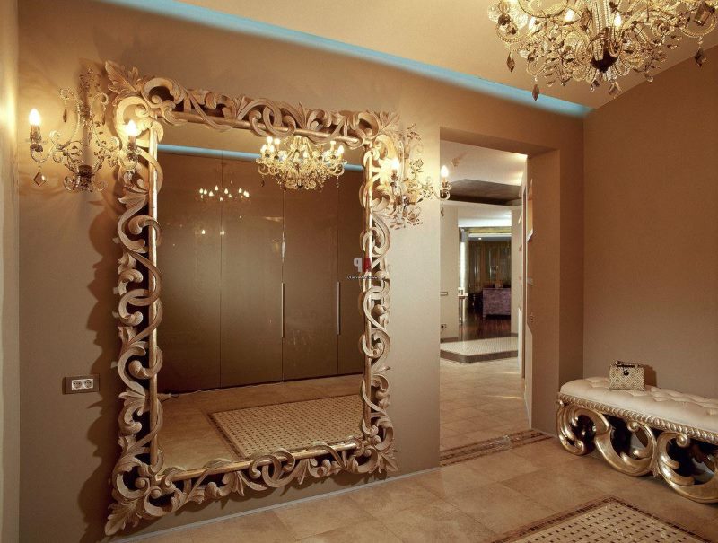 Cermin dalam bingkai dengan keriting di dinding lorong