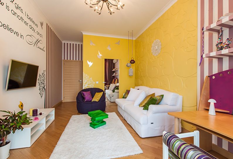 Žlutá zeď v obývacím pokoji Chruščov