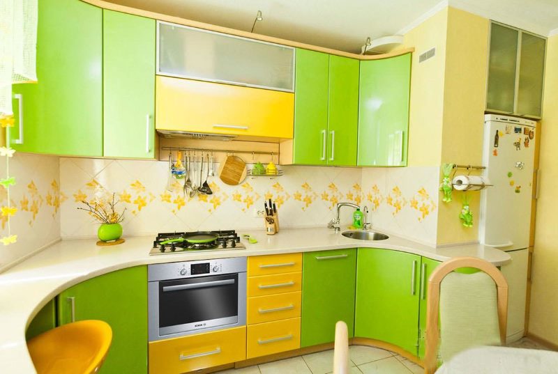 المطبخ مع واجهات الأصفر والأخضر