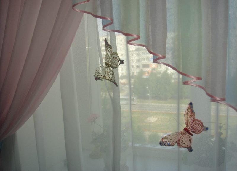 Dekoratyviniai drugeliai ant užuolaidų mergaitės miegamajame