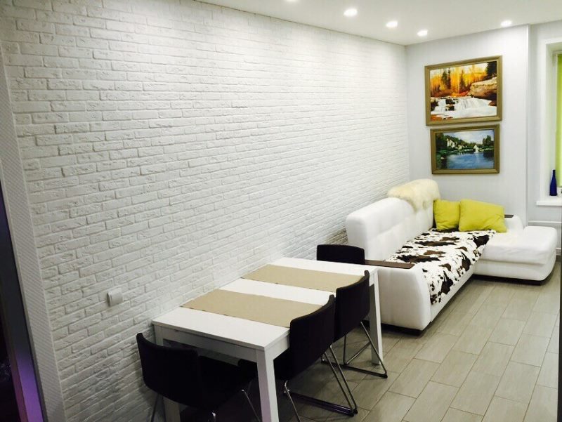Dinding batu bata putih di pedalaman dapur-ruang tamu