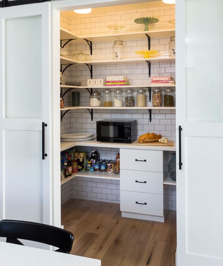 Open planken in een pantry met witte muren