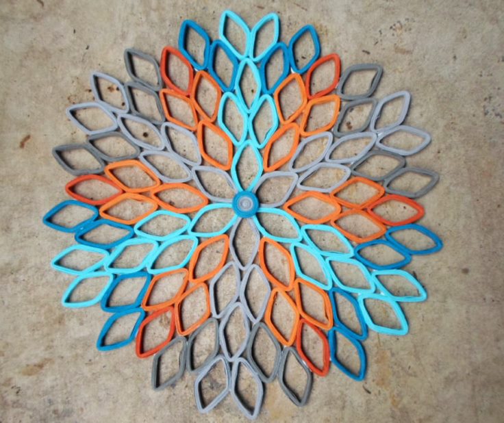 Zelfgemaakte decoratie van strepen van gekleurd papier