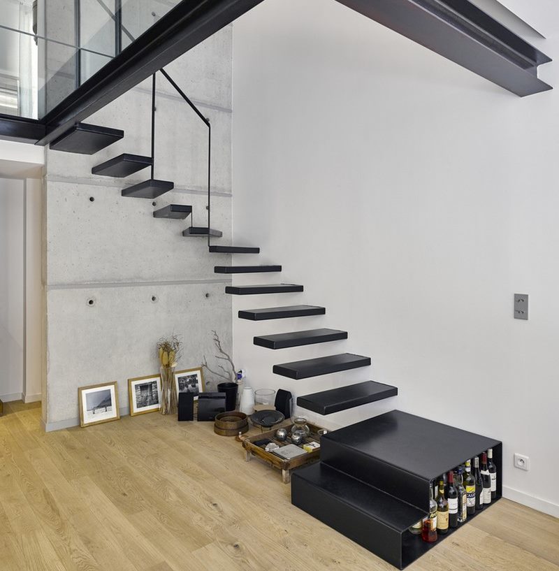 Scara neagra fara balustrada intr-un apartament in stil minimalist
