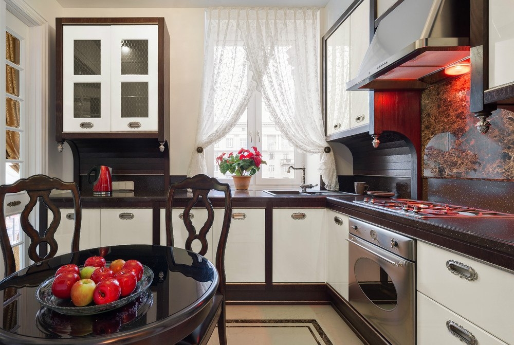 Atraktivní design kuchyně v moderním bytě