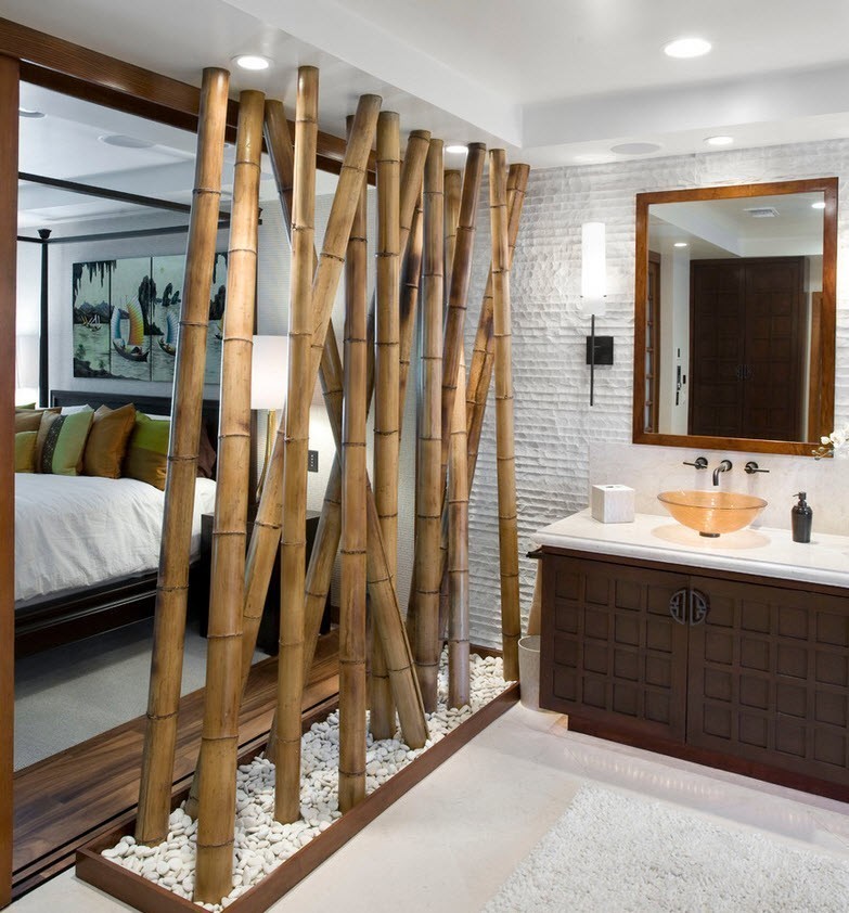 Compartimentul decorativ din bambus între lavoar și dormitor