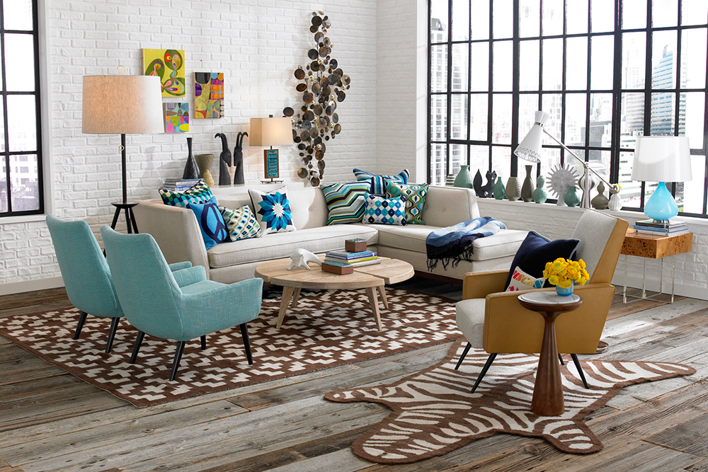 Vnitřní dekorace obývacího pokoje s barevnými polštáři