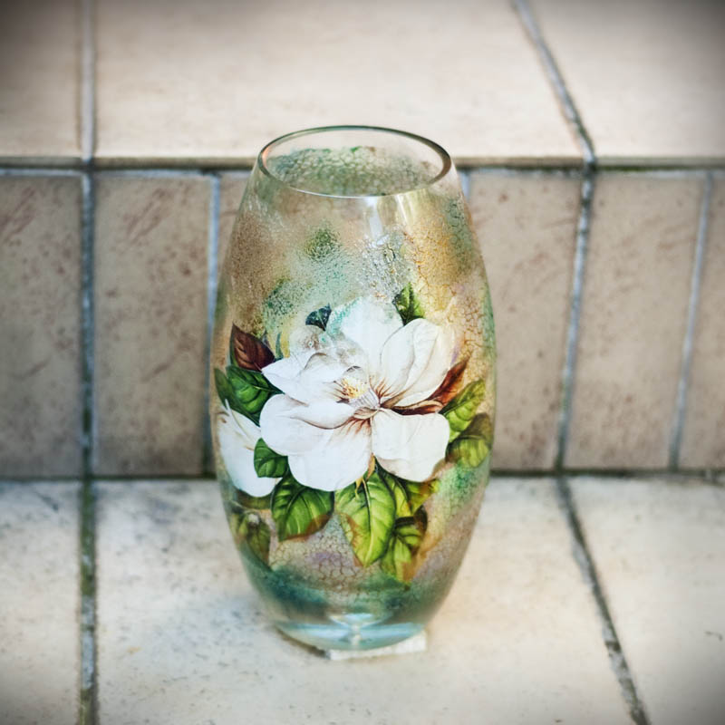 Skleněná váza s krásnou květinou