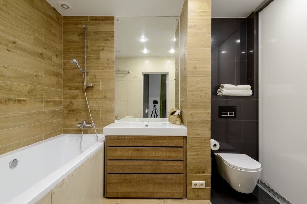 Hiasan dinding di bilik mandi dengan kayu semula jadi