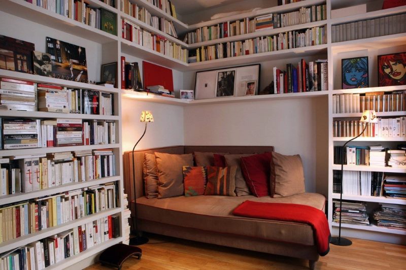 Tempat yang selesa untuk membaca buku di perpustakaan rumah anda