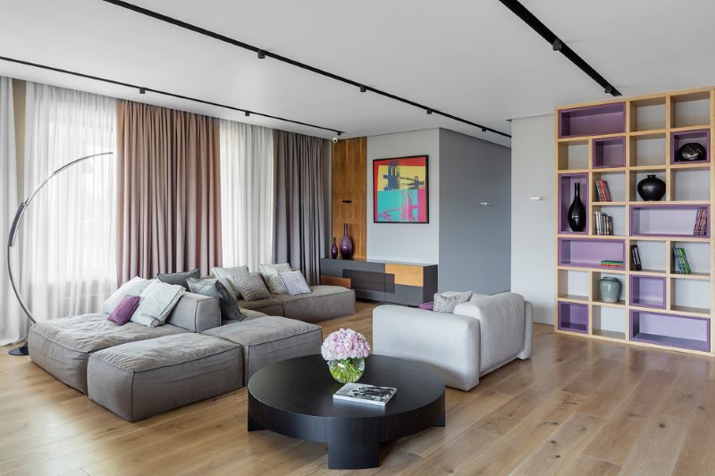 Sofa abu-abu modular dalam reka bentuk ruang tamu yang luas