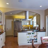 Virtuves-dzīvojamās istabas dizains ar durvīm uz privātmājas dārzu