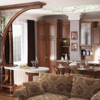 Klasiskas virtuves-viesistabas dizains ar koka mēbelēm
