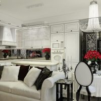 Balts dīvāns ar dekoratīviem spilveniem