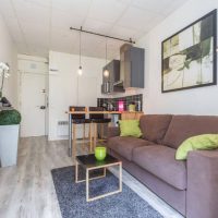 Projektējiet šauru virtuvi-dzīvojamo istabu paneļu mājā