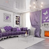 Fialová barva v interiéru moderního obývacího pokoje