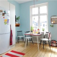 Zila siena saliekamās mājas virtuvē