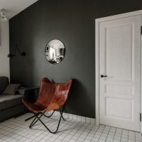 كرسي خشبي في غرفة ذات جدران رمادية داكنة