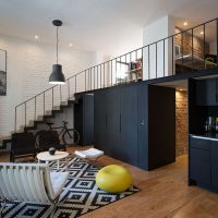 Dulapuri negre într-un apartament în stil mansardă