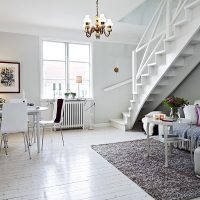 Obývací pokoj ve skandinávském stylu se schodištěm