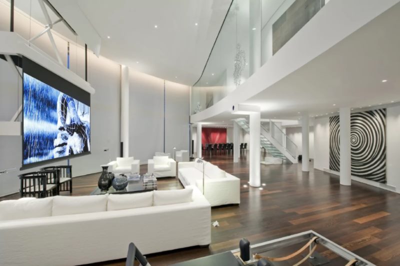 Panou de televiziune mare la parterul unui apartament cu două niveluri