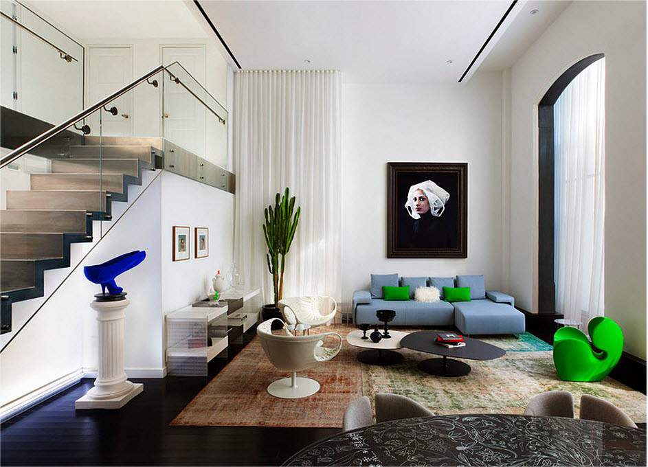Ontwerp van een appartement met twee verdiepingen in de stijl van minimalisme
