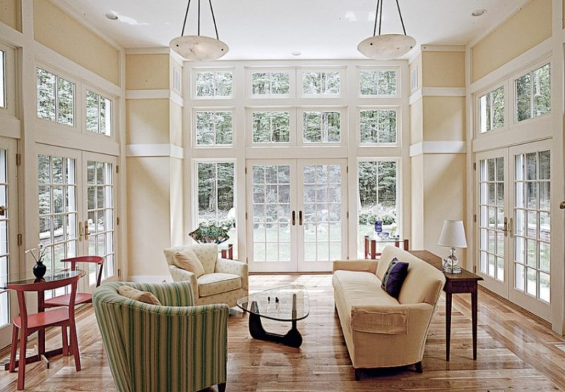 Interiér obývacího pokoje s vynikajícím přirozeným světlem