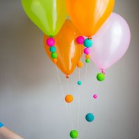 Belon helium dengan pompon kertas