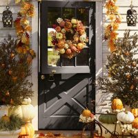 Podzimní dekret předních dveří venkovského domu