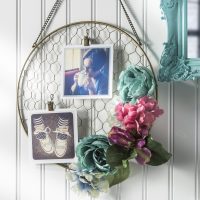 Панел със снимки и хартиени цветя