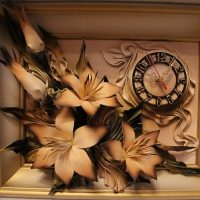 Gambar volumetrik dengan bunga dan jam.