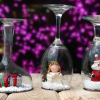 Kerstdecor gemaakt van glazen wijnglazen