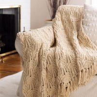 Плетена шал на гърба на дивана