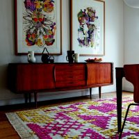Kleurrijk tapijt met borduurwerk op de vloer van de woonkamer