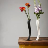 Vas bergaya di atas meja lama