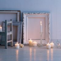 Hořící svíčky na podlaze v obývacím pokoji