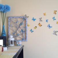 Gekleurde vlinders op een woonkamermuur