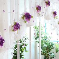 Tirai putih dengan bunga ungu