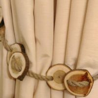 Tali dengan potongan kayu pada tirai beige