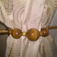 Držač za zavjese od drvenih perlica
