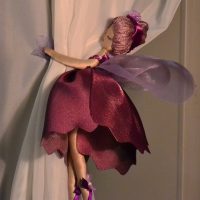 Bajkovita lutka na zavjesi krem ​​boje