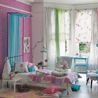 Bērnu istabas interjers ar krāsainiem aizkariem