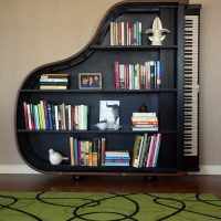 Grote piano boekenkast