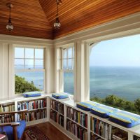 Mājas bibliotēka ar lieliem logiem
