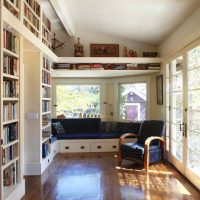 Boekenplanken in een landhuis