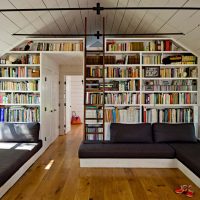 Sofa kelabu di bilik bacaan sebuah rumah persendirian