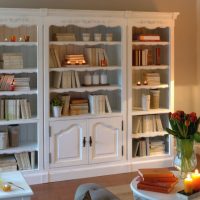 Witte boekenkast in Provence-stijl